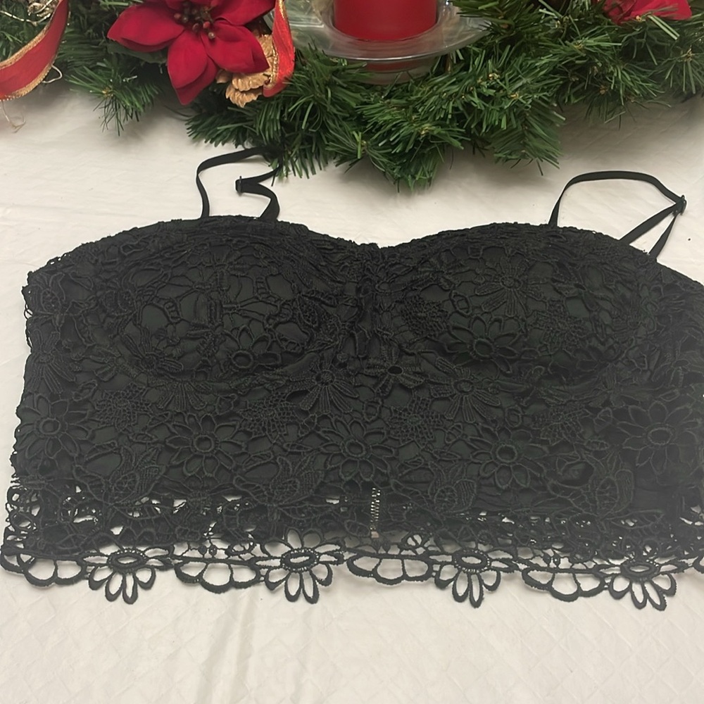 Large Black Lacey Bra. Zippered Back Closure. Adjustable Straps.